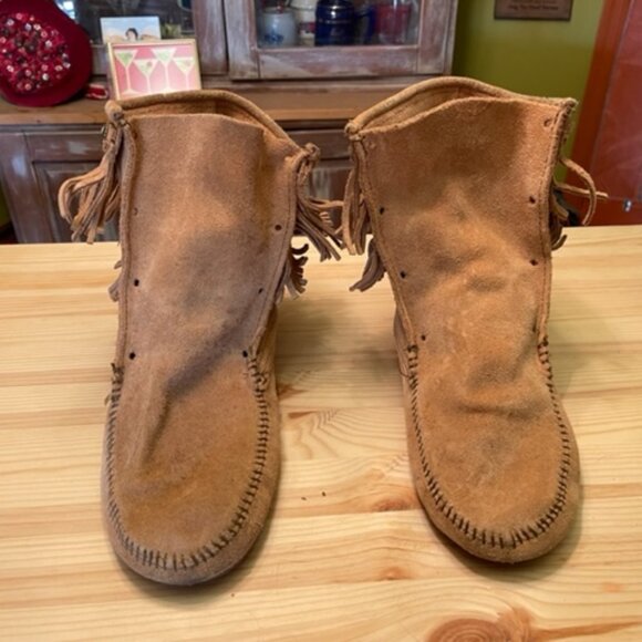Minnetonka tan suede double fringed boots w/ medallions, 10, never worn - Picture 1 of 6